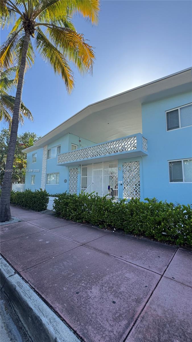 401 Collins Ave #15