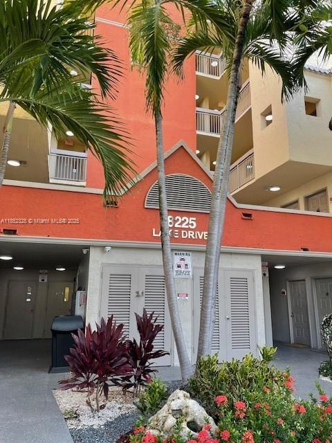 8225 Lake Dr #208