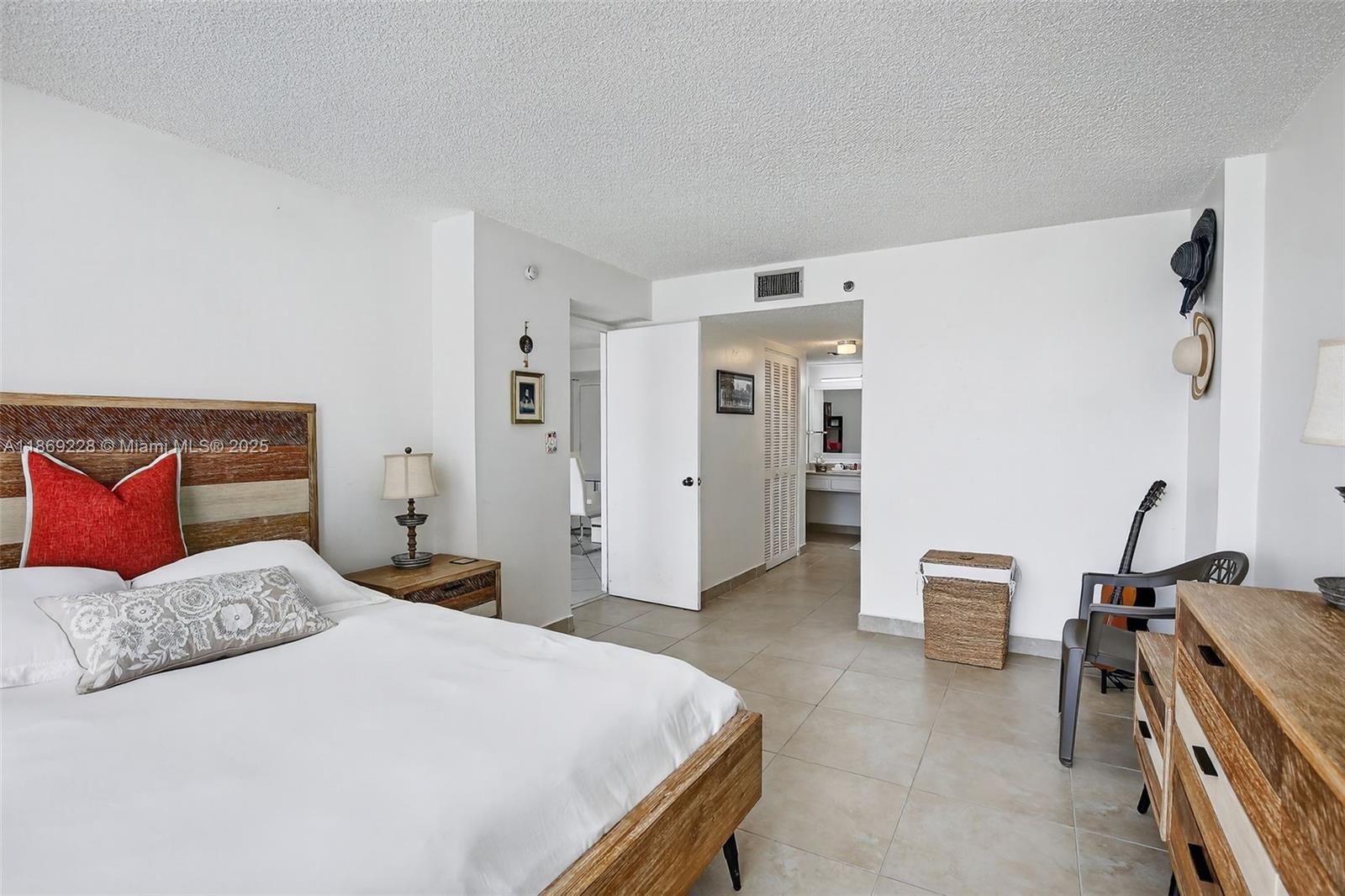 image Winston Towers 600 Condo12