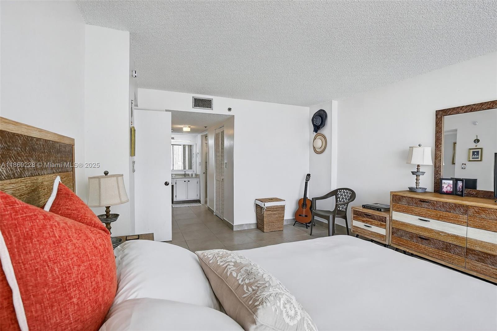 image Winston Towers 600 Condo13