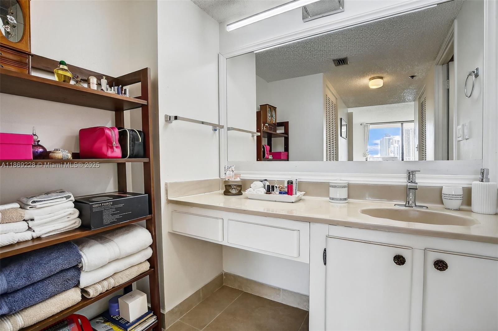 image Winston Towers 600 Condo14