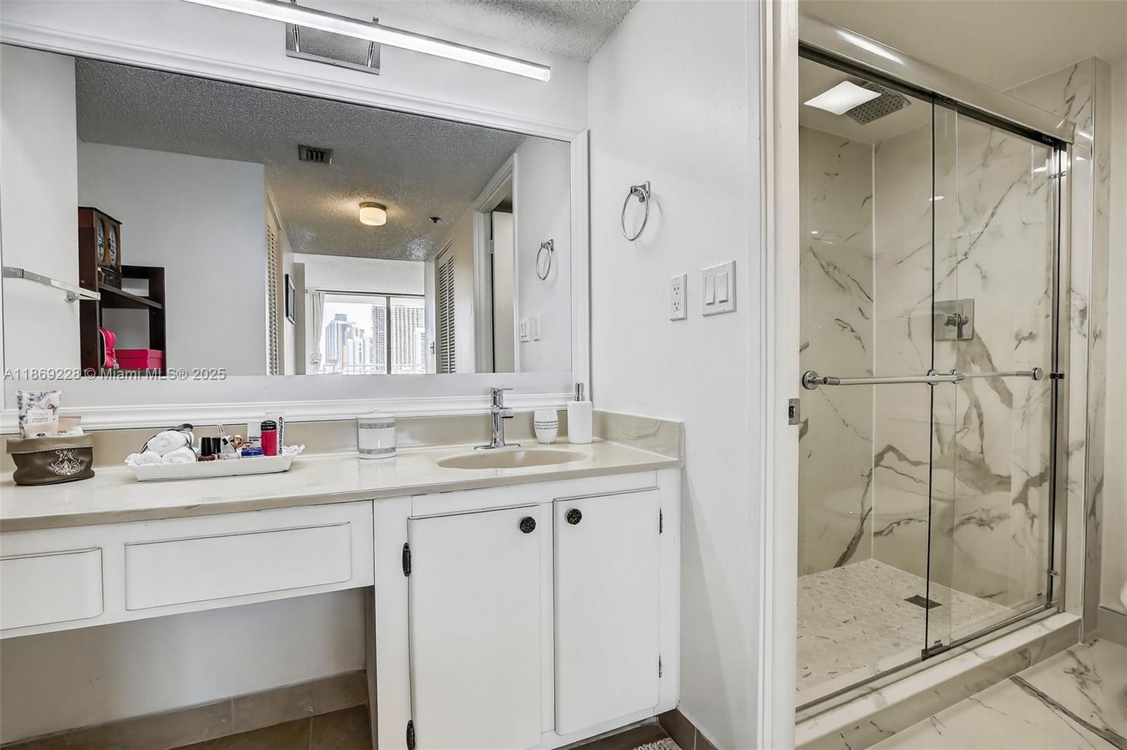 image Winston Towers 600 Condo15