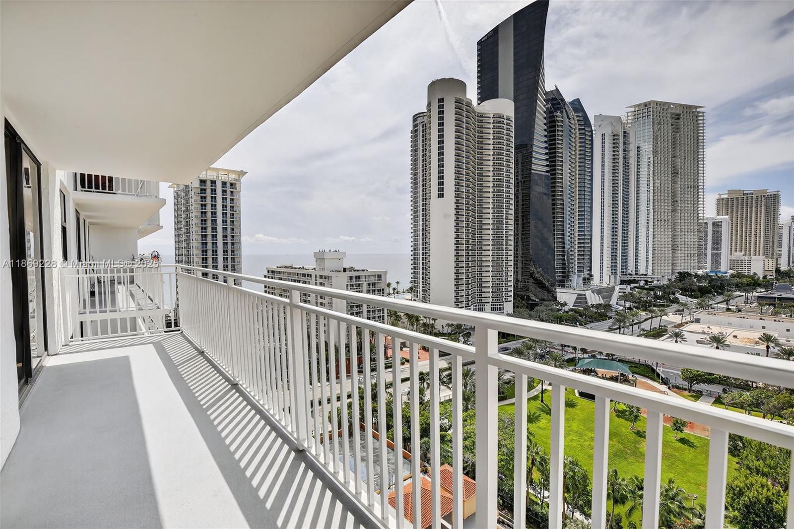 image Winston Towers 600 Condo23