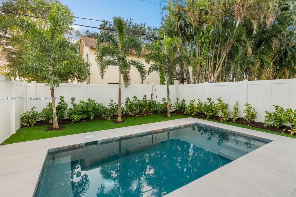 1215 NE 11th Ave #B Fort Lauderdale, FL 33304