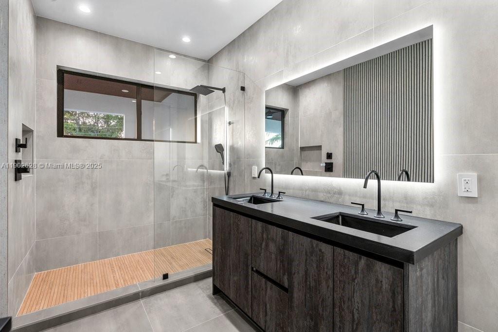 1215 NE 11th Ave #B Fort Lauderdale, FL 33304