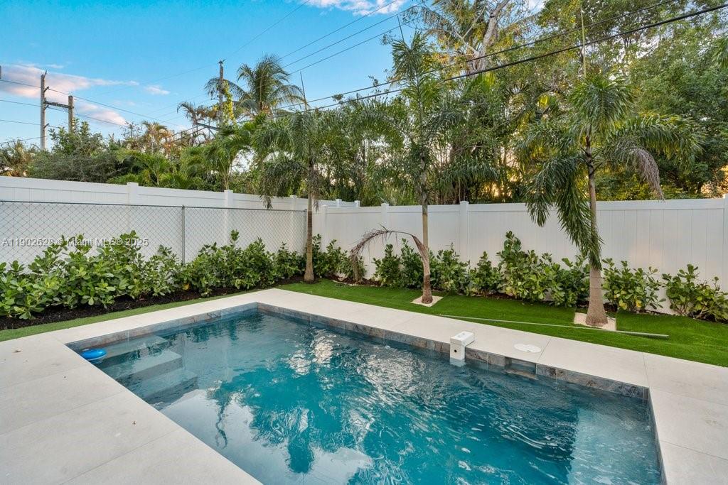 1215 NE 11th Ave #B Fort Lauderdale, FL 33304