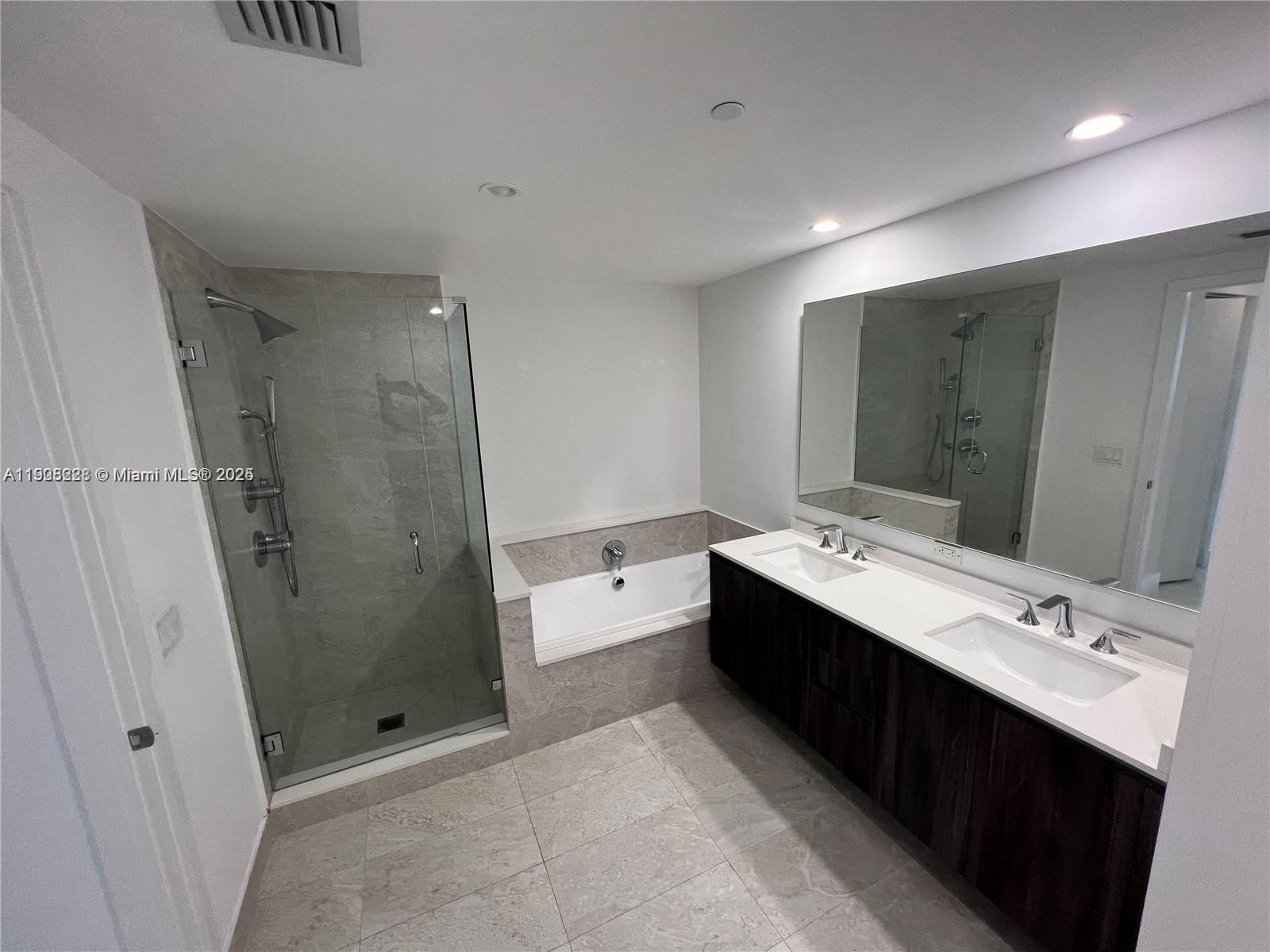 image Aria On The Bay Condo15