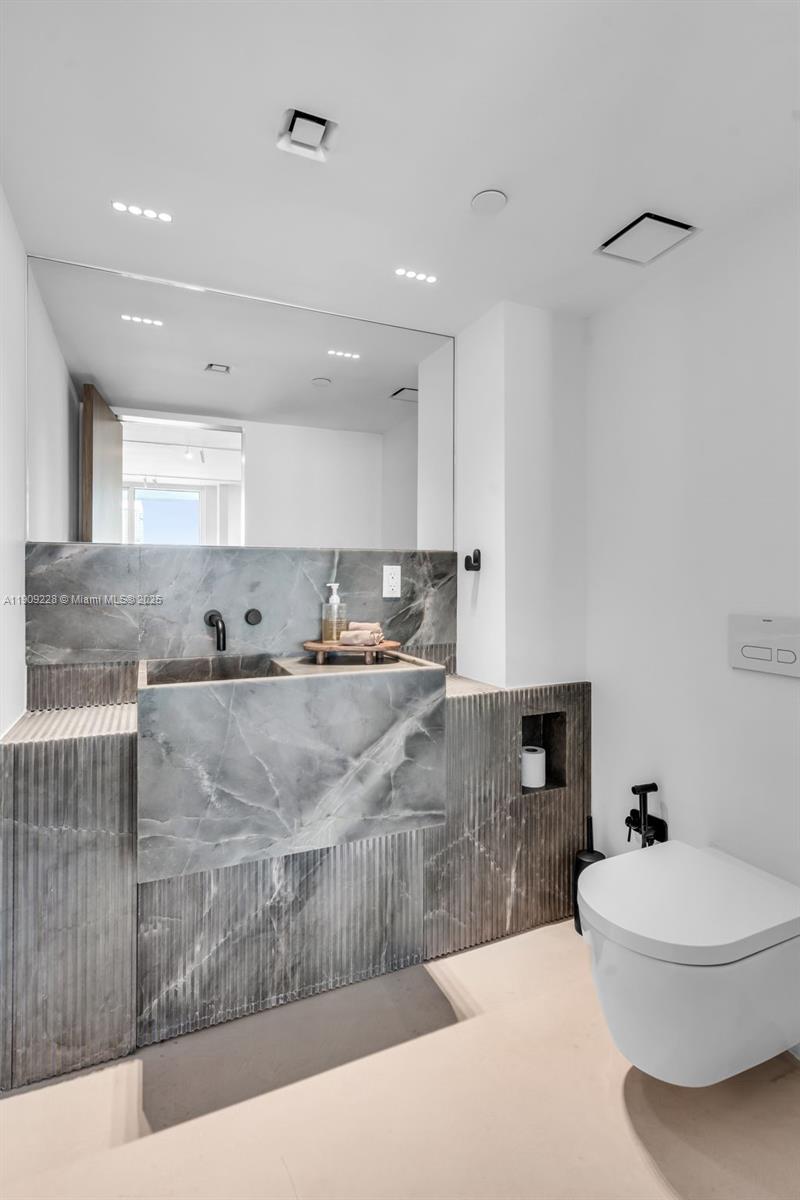 3411 Indian Crk Dr #1201 Miami Beach, FL 33140