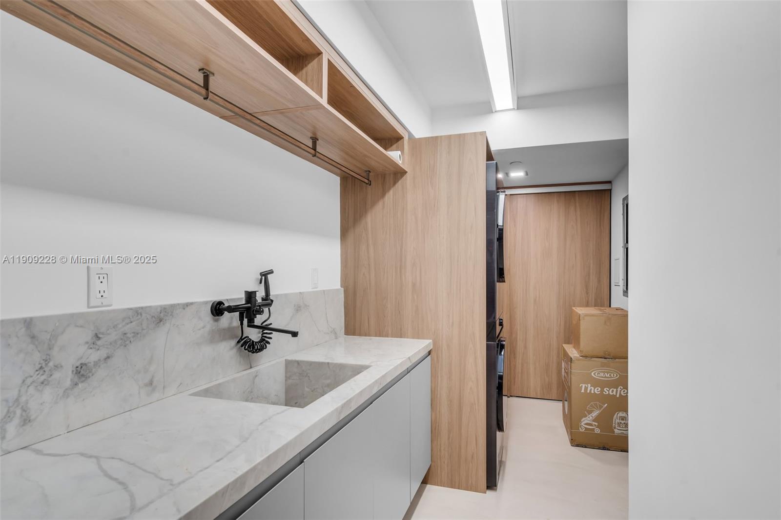 3411 Indian Crk Dr #1201 Miami Beach, FL 33140