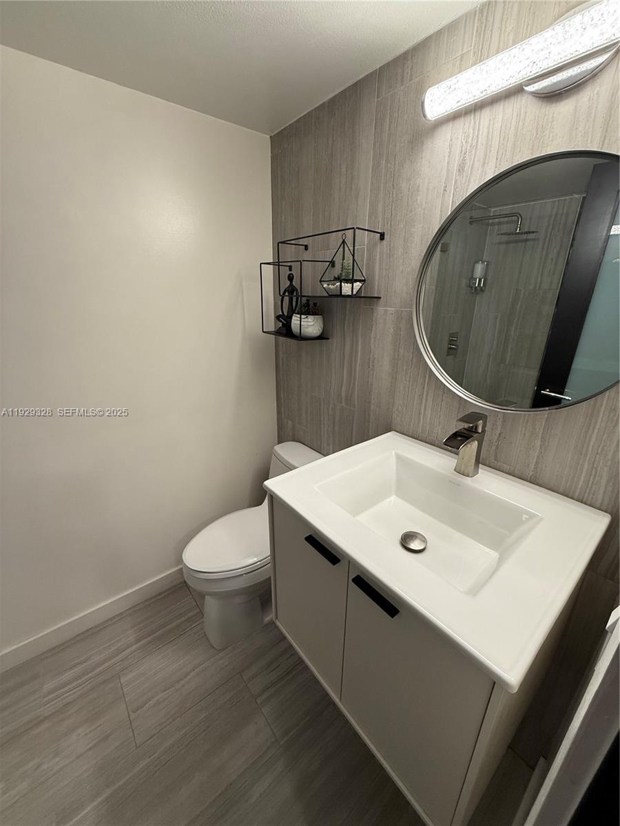 7173 Orange Dr #214B Davie, FL 33314