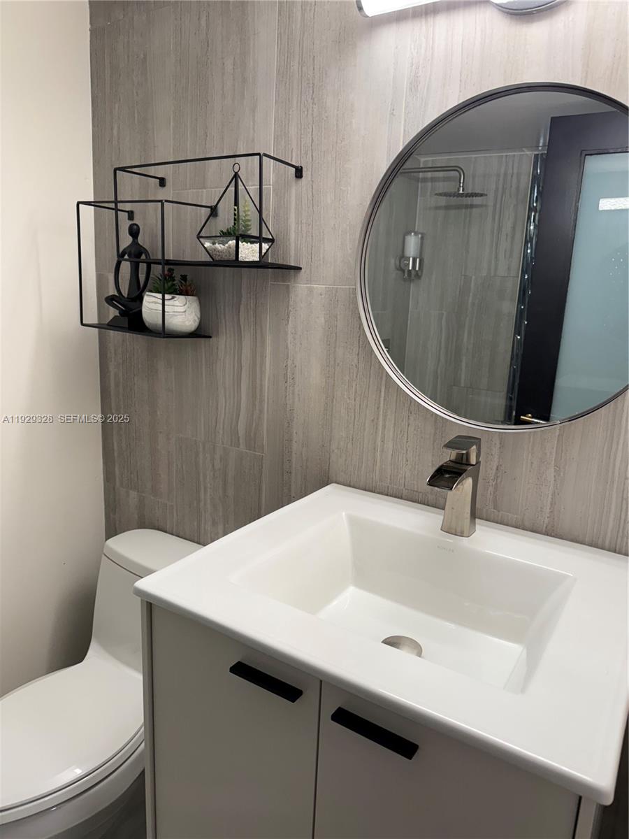 7173 Orange Dr #214B Davie, FL 33314