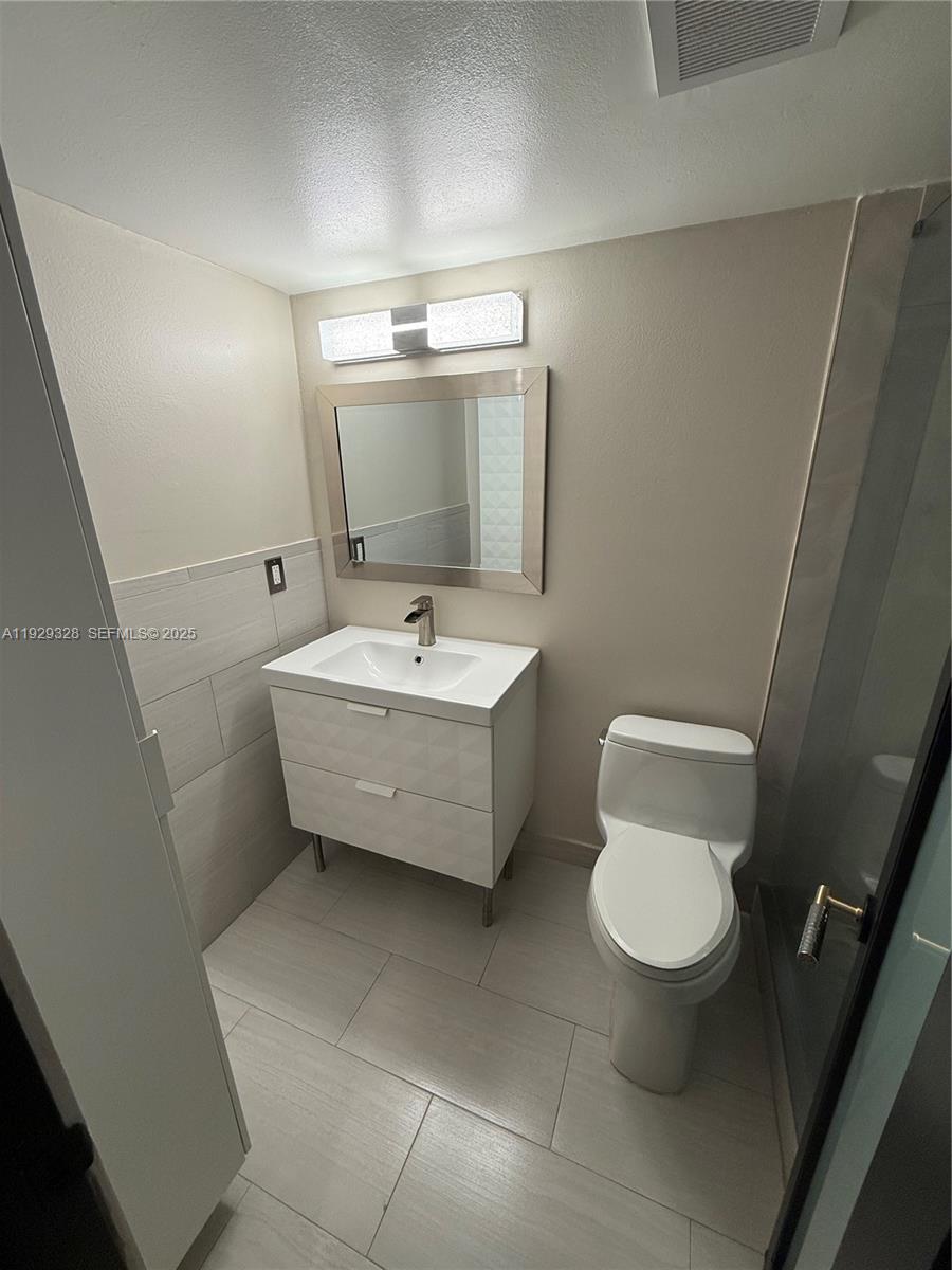 7173 Orange Dr #214B Davie, FL 33314