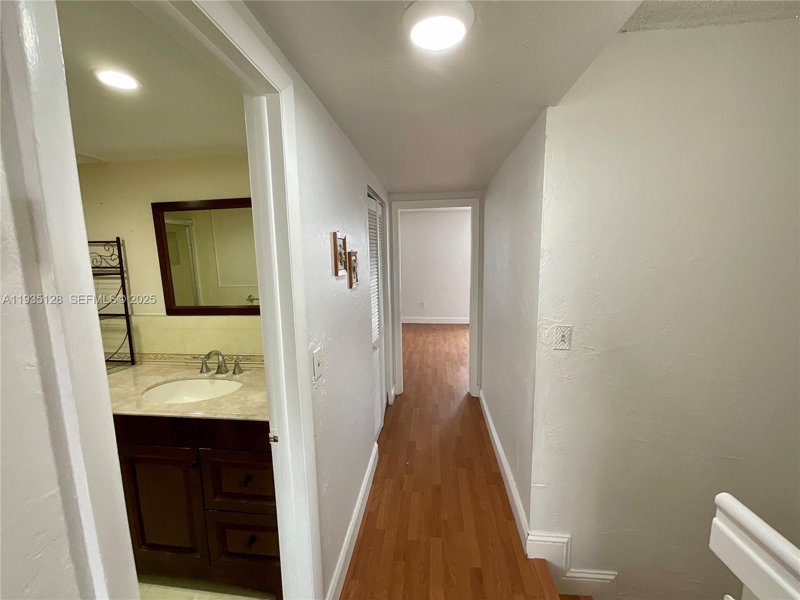 895 W 79th Pl Hialeah, FL 33014