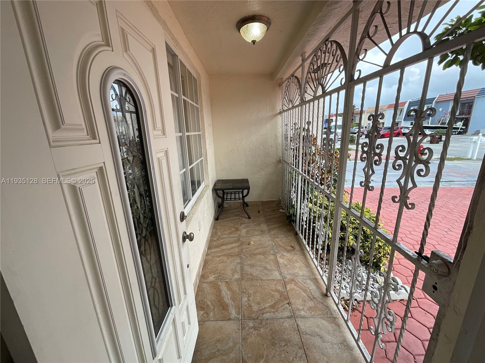 895 W 79th Pl Hialeah, FL 33014