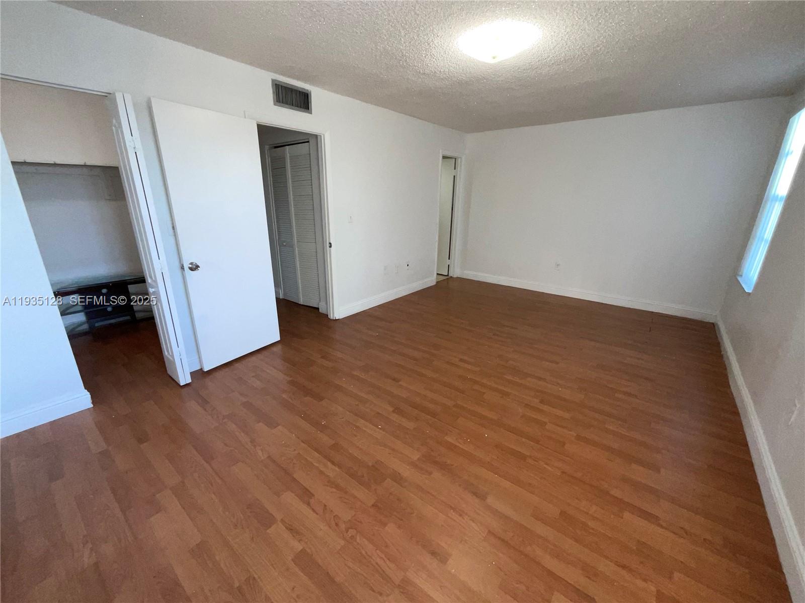 895 W 79th Pl Hialeah, FL 33014