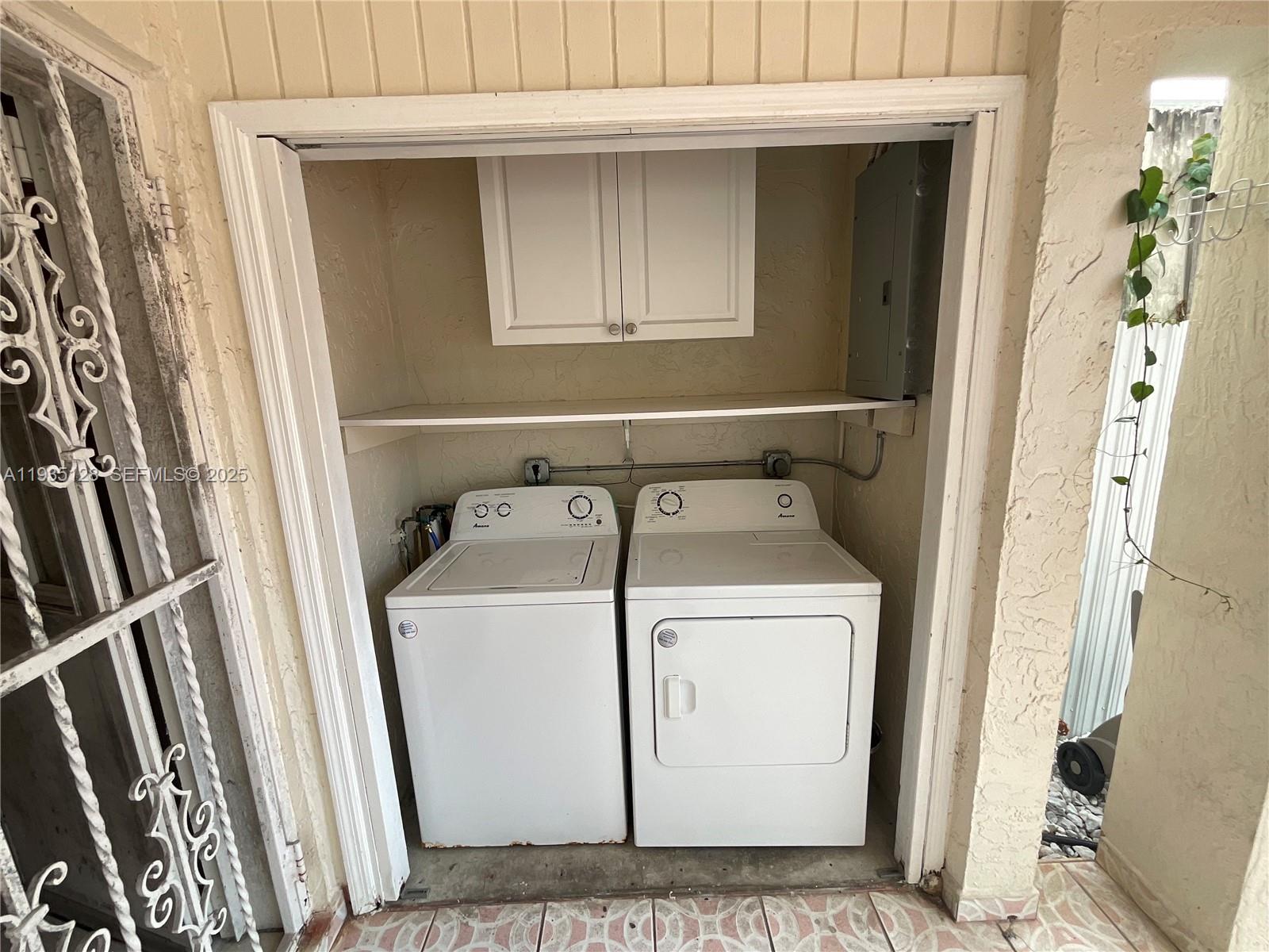 895 W 79th Pl Hialeah, FL 33014