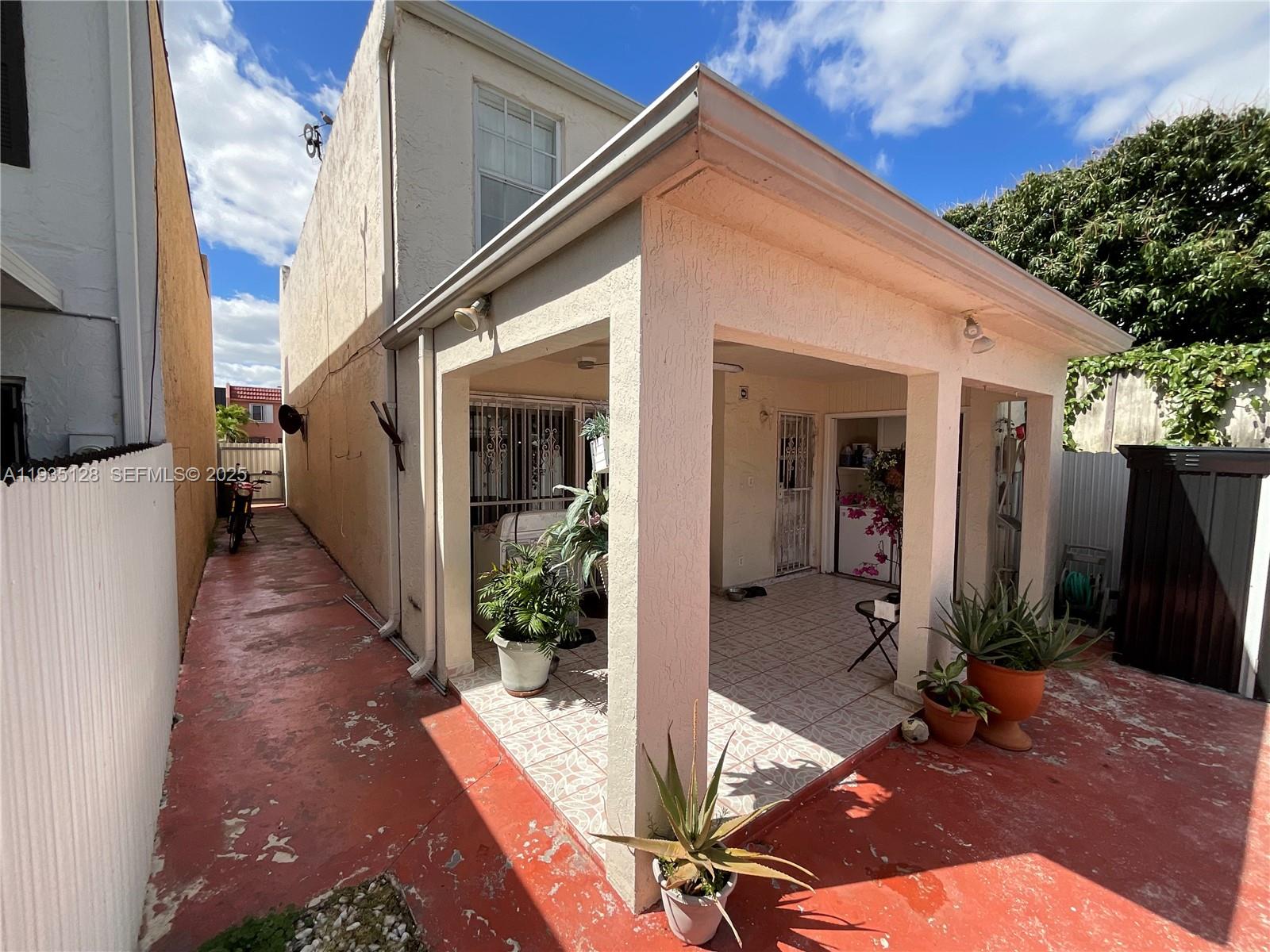 895 W 79th Pl Hialeah, FL 33014