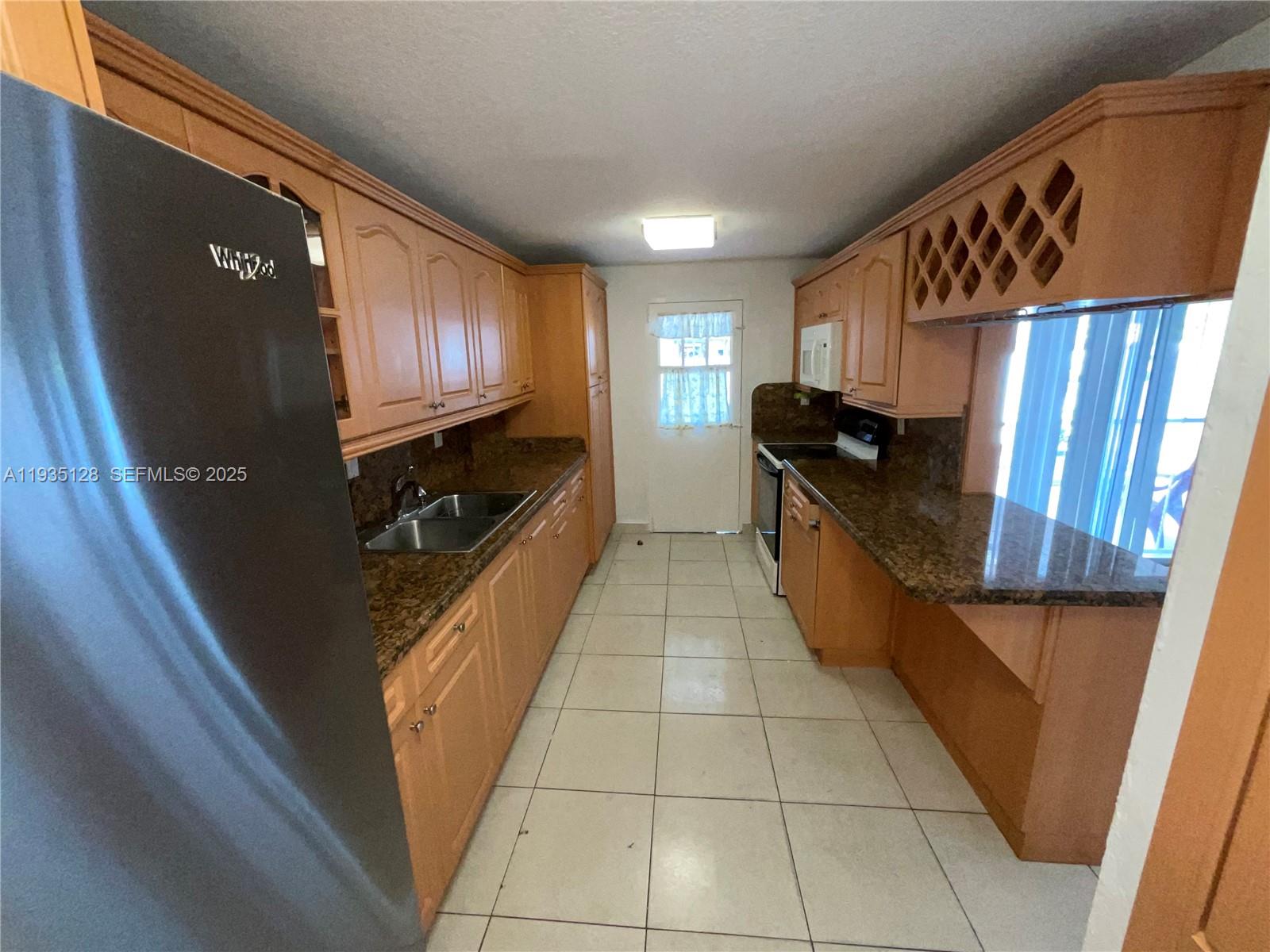 895 W 79th Pl Hialeah, FL 33014
