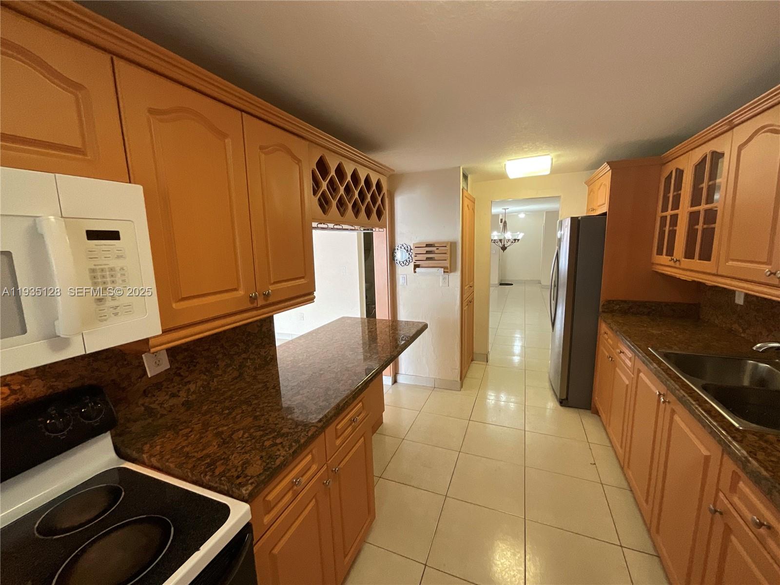 895 W 79th Pl Hialeah, FL 33014