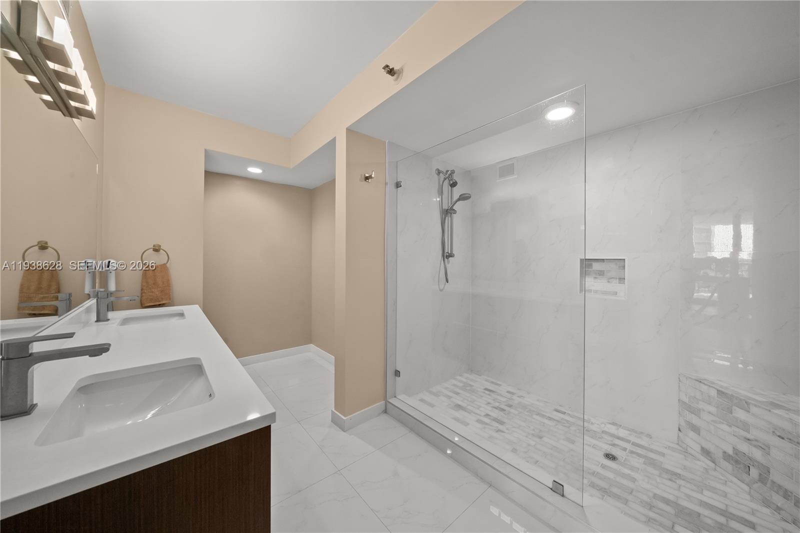 image Grove Towers Condo17