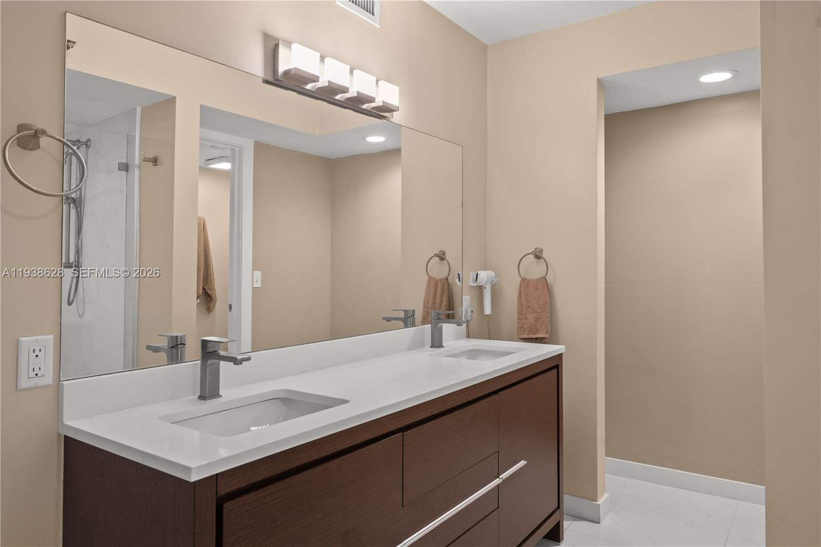 image Grove Towers Condo18