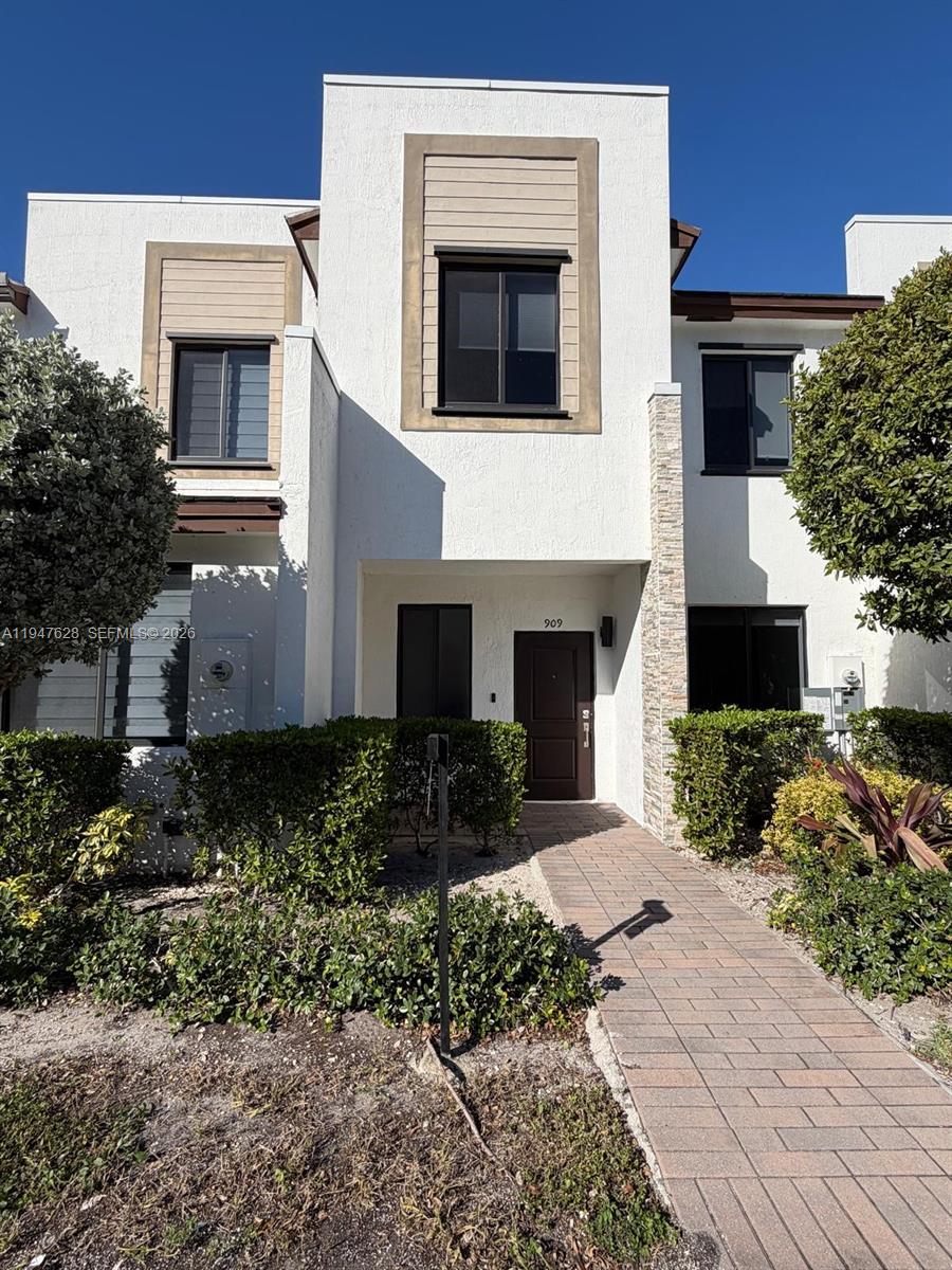 909 NE 211th St Miami, FL 33179