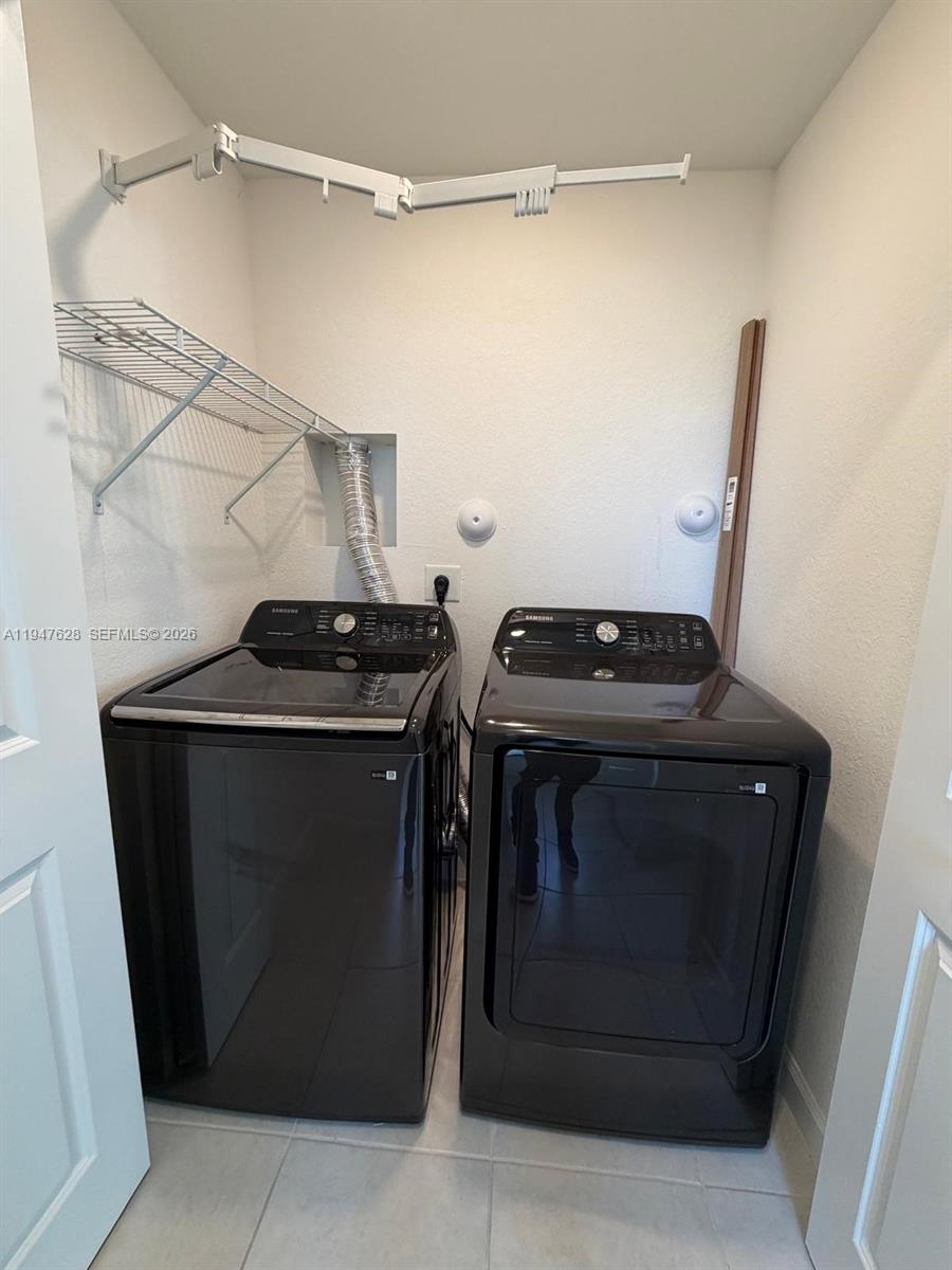 909 NE 211th St Miami, FL 33179