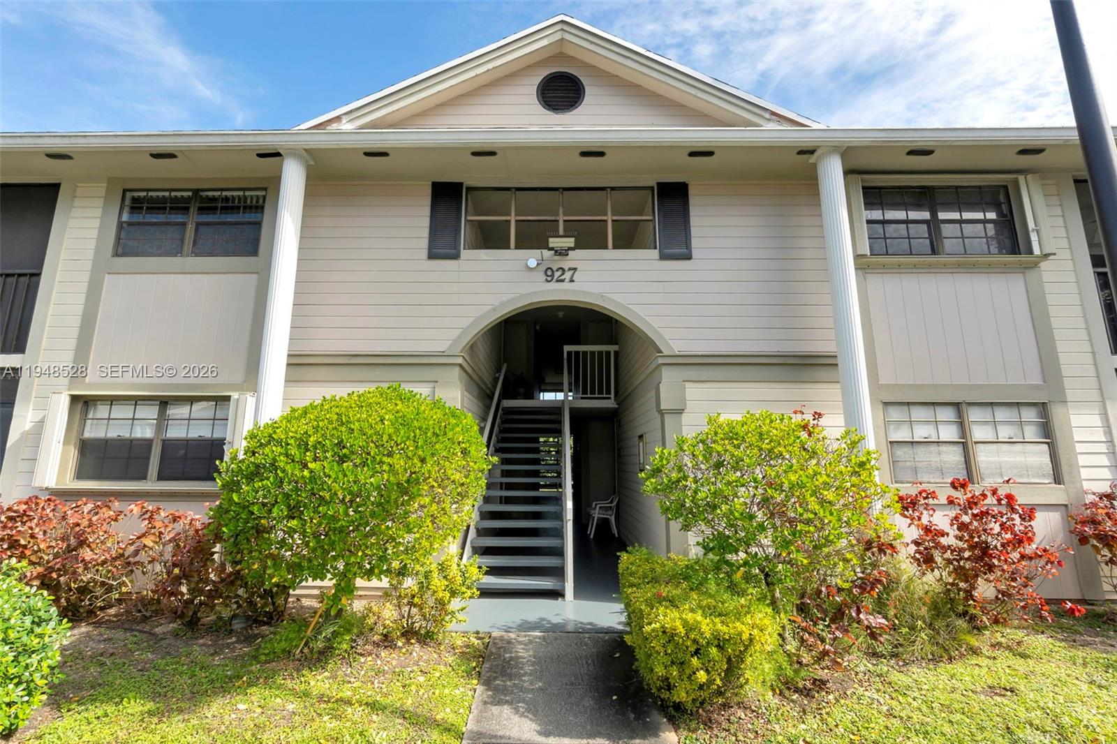 927 NE 199th St #202