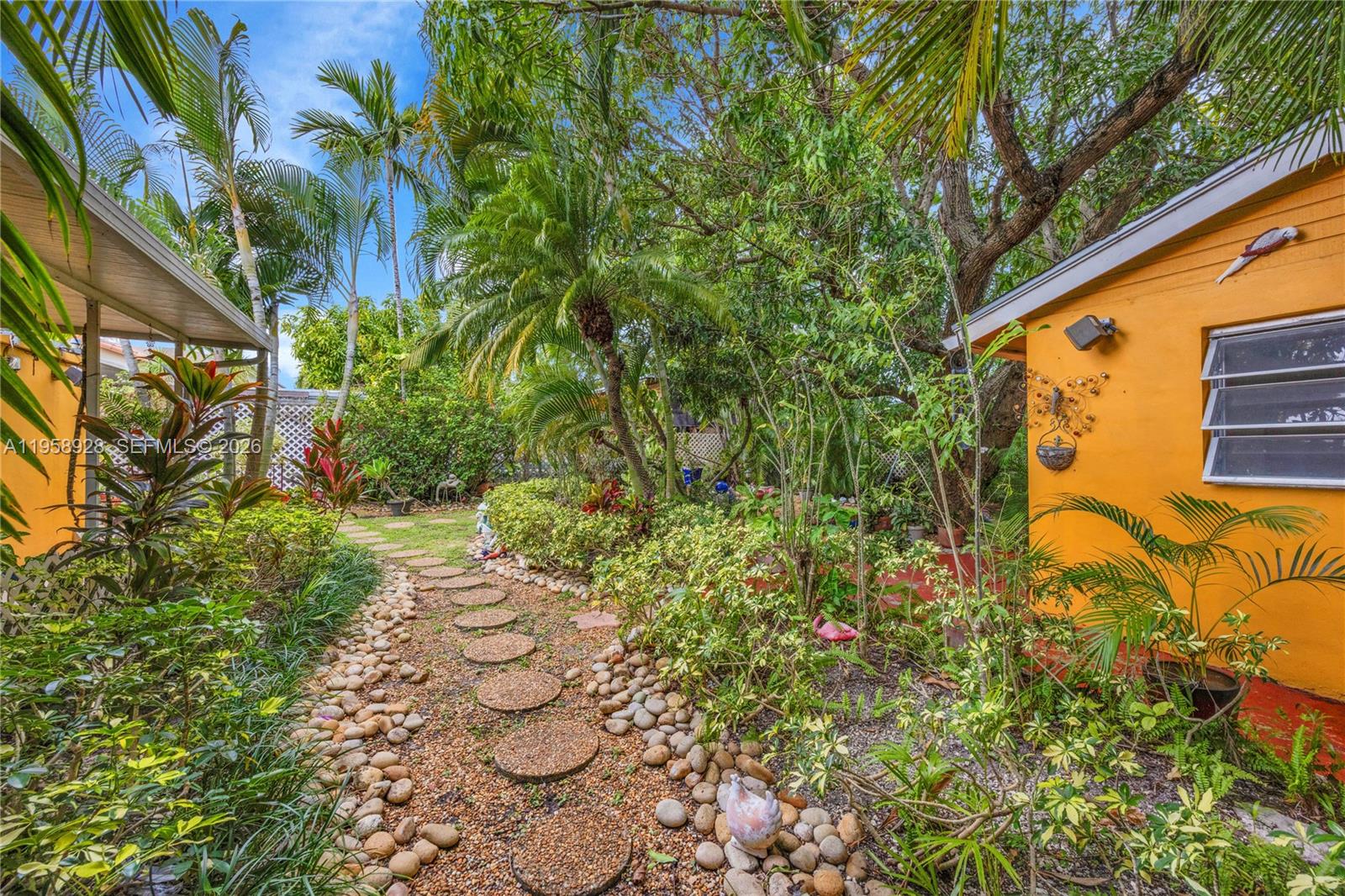 1025 SW 11th St Miami, FL 33129