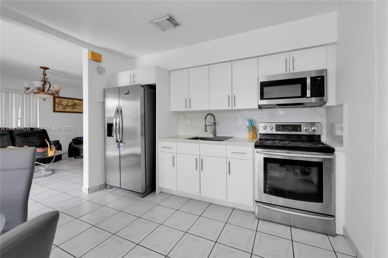 1025 SW 11th St Miami, FL 33129