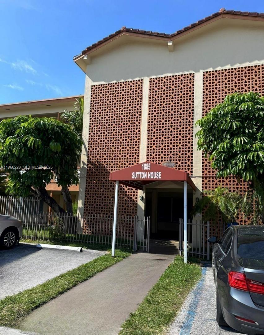 1885 NE 121st St #16 North Miami, FL 33181