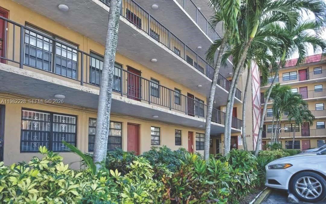 1325 W 68th St #113 Hialeah, FL 33014