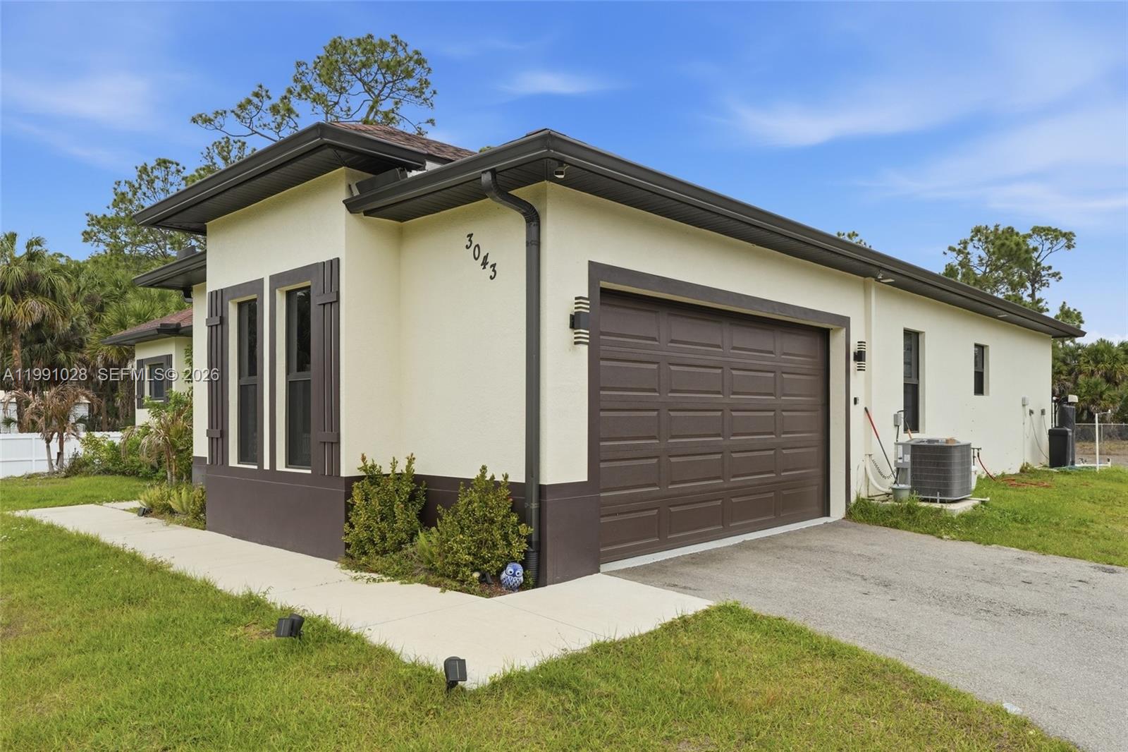 3043 18th Naples, FL 34120