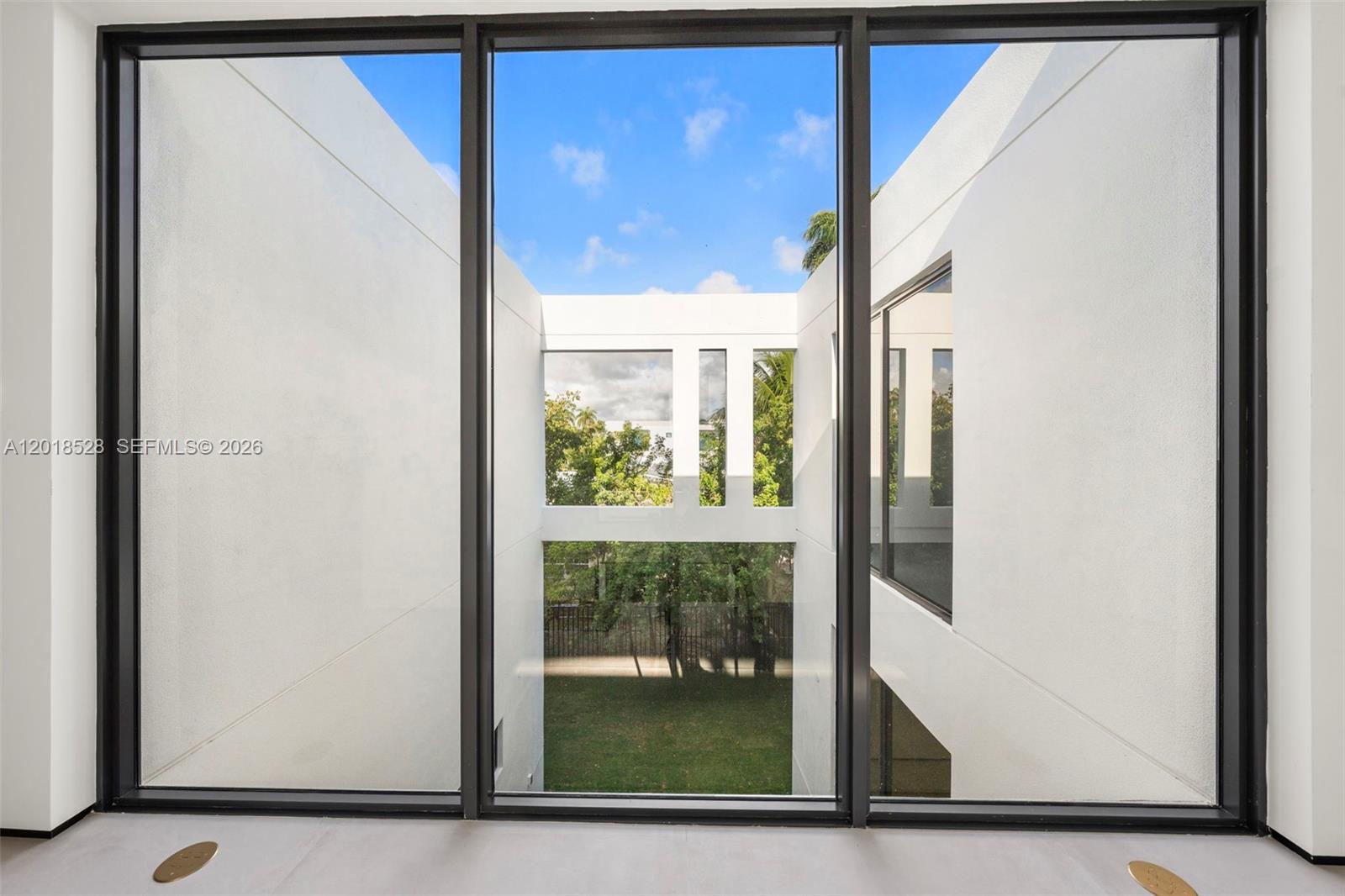 2096 Alamanda Dr North Miami, FL 33181