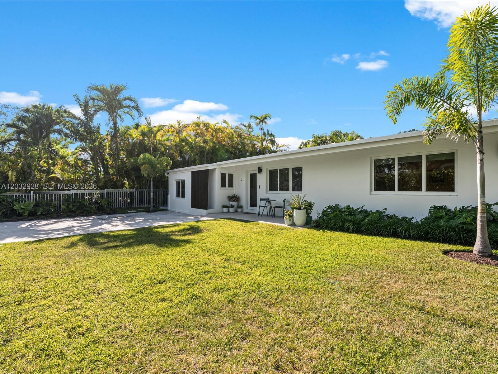 1945 Alamanda Dr