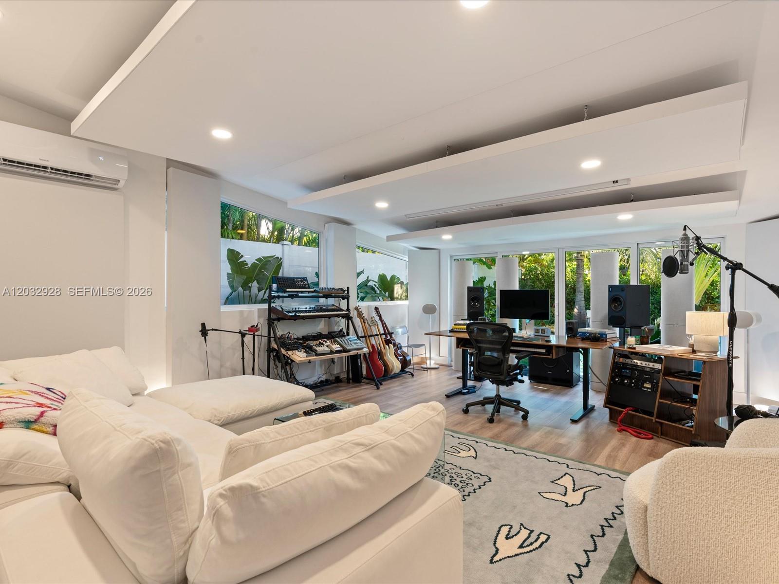 1945 Alamanda Dr North Miami, FL 33181