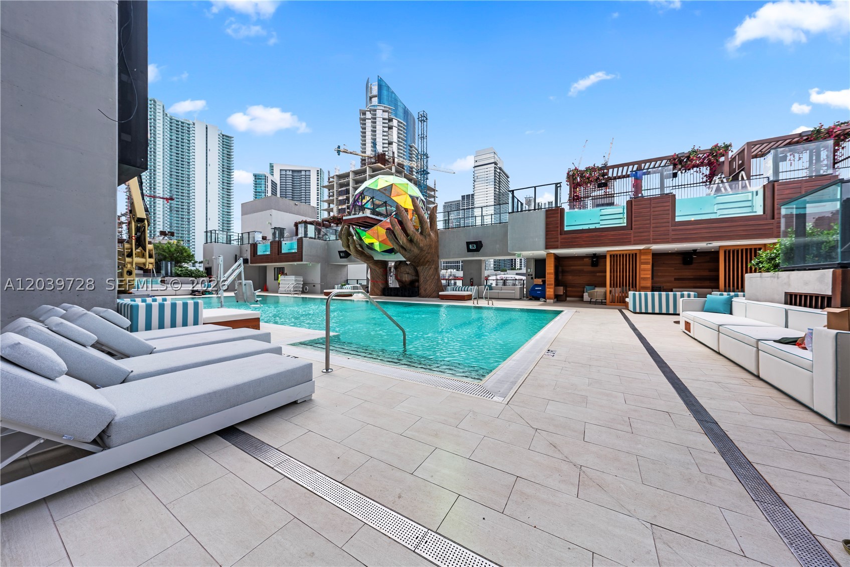 image E11EVEN Hotel & Residences15