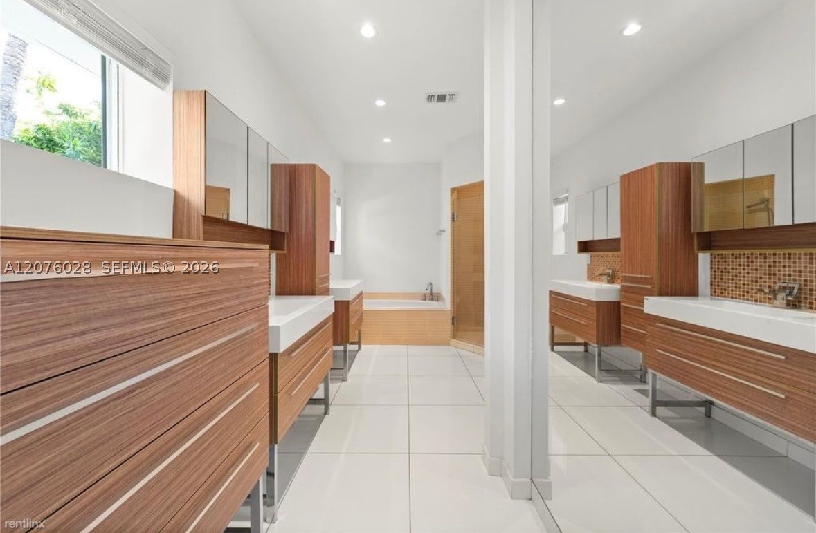 1025 Belle Meade Is Dr Miami, FL 33138