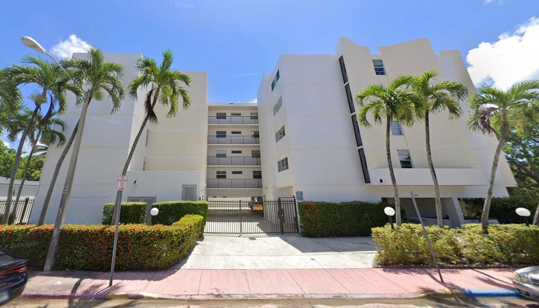7601 Byron #3c