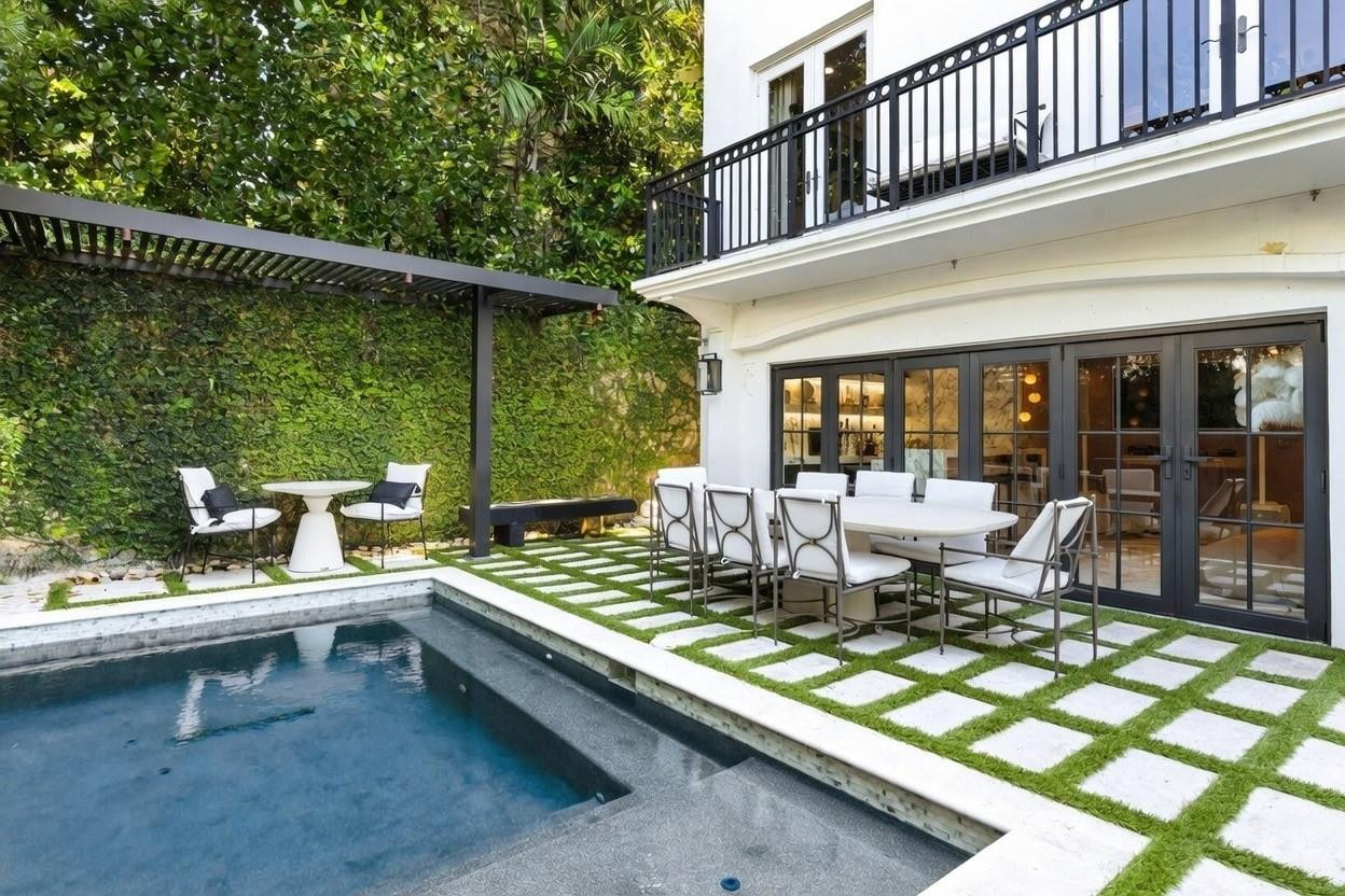 2765 Brickell Miami, FL 33129