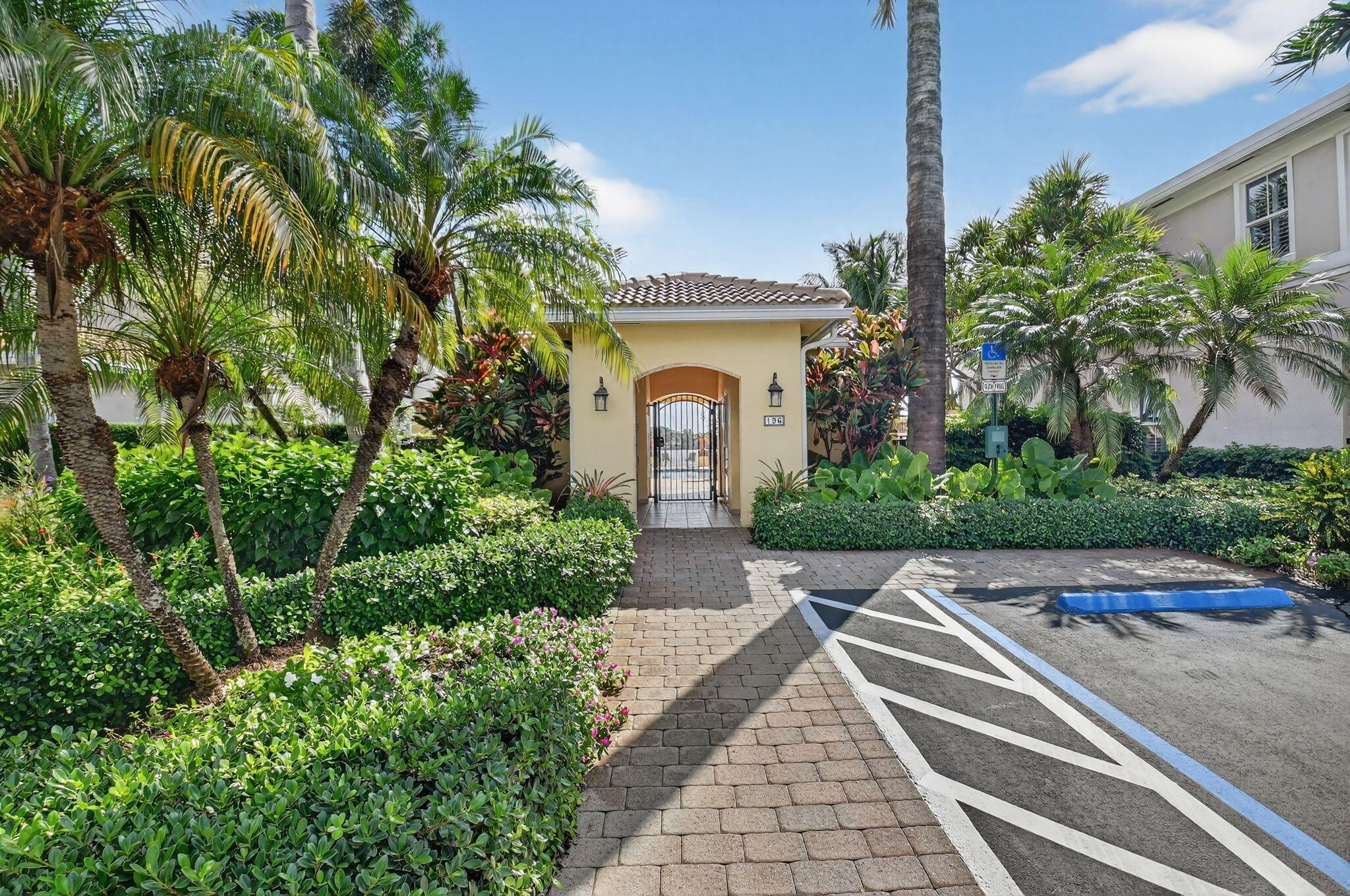 163 Las Brisas Cir Hypoluxo, FL 33462