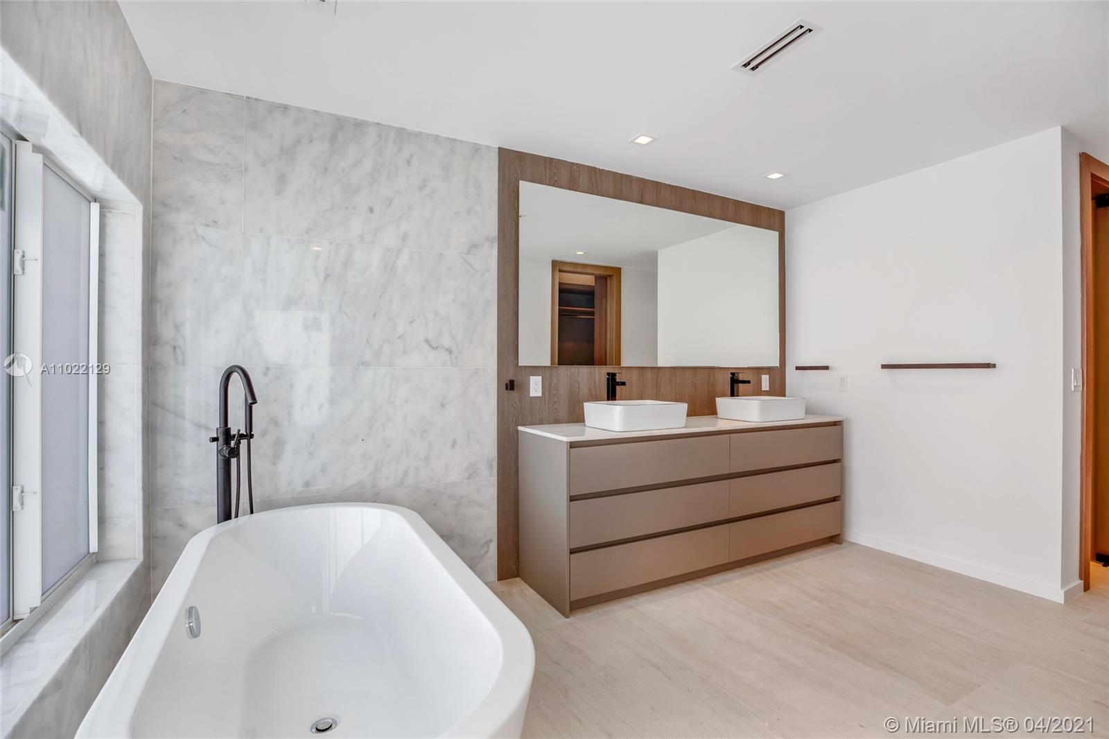 1721 S Bayshore Ln Miami, FL 33133