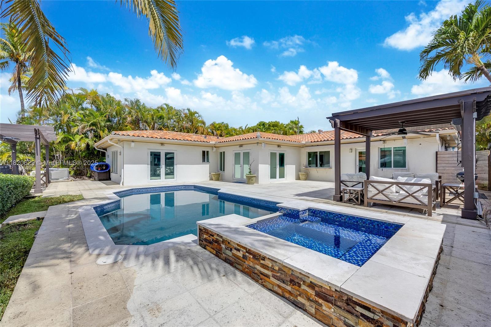 2085 Ixora Rd North Miami, FL 33181