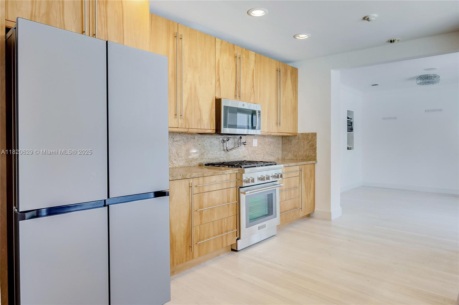 2085 Ixora Rd North Miami, FL 33181