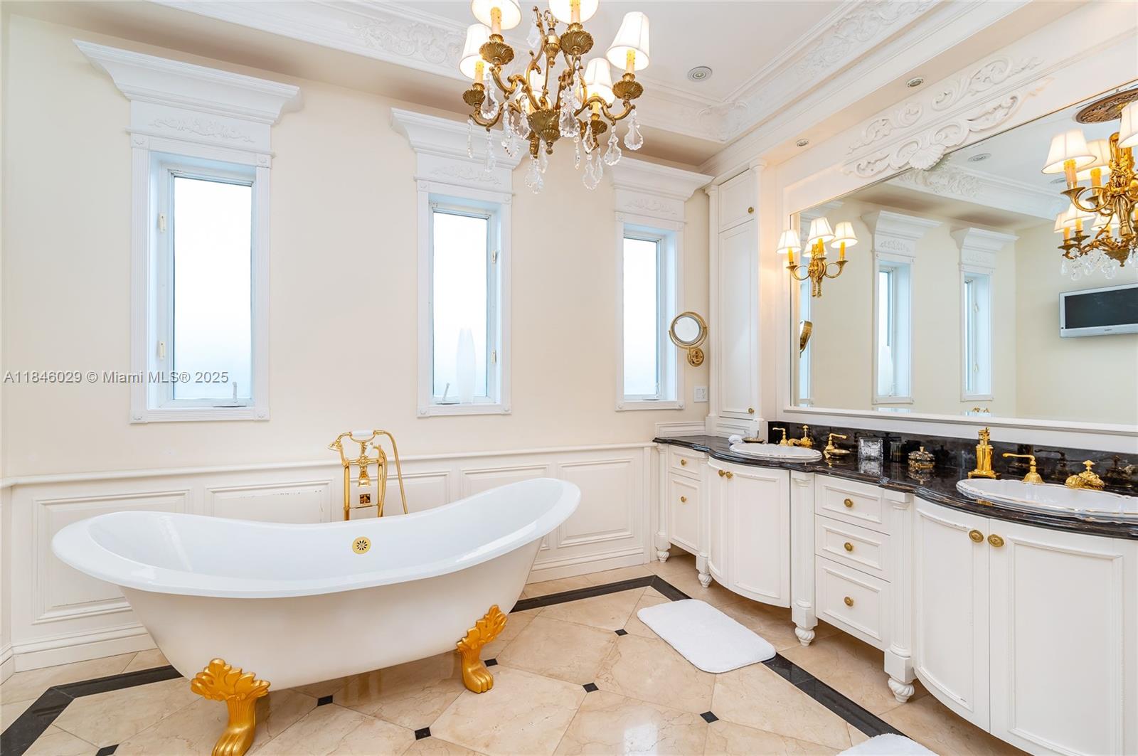 4539 Pine Tree Dr Miami Beach, FL 33140