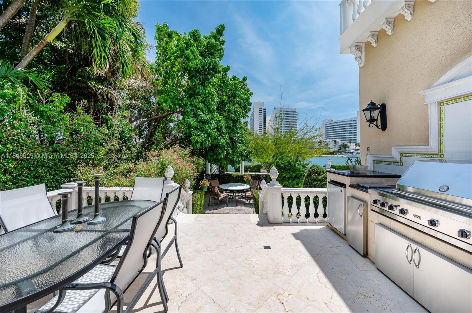 4539 Pine Tree Dr Miami Beach, FL 33140