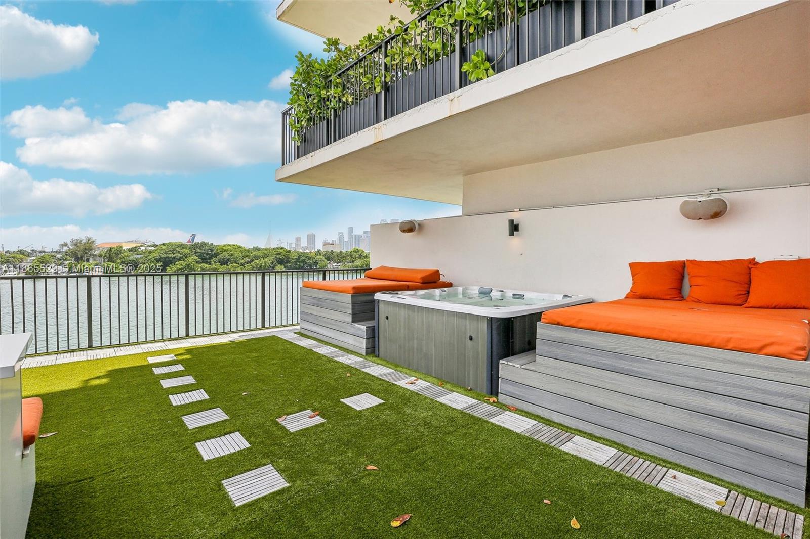 image 1000 Venetian Way1