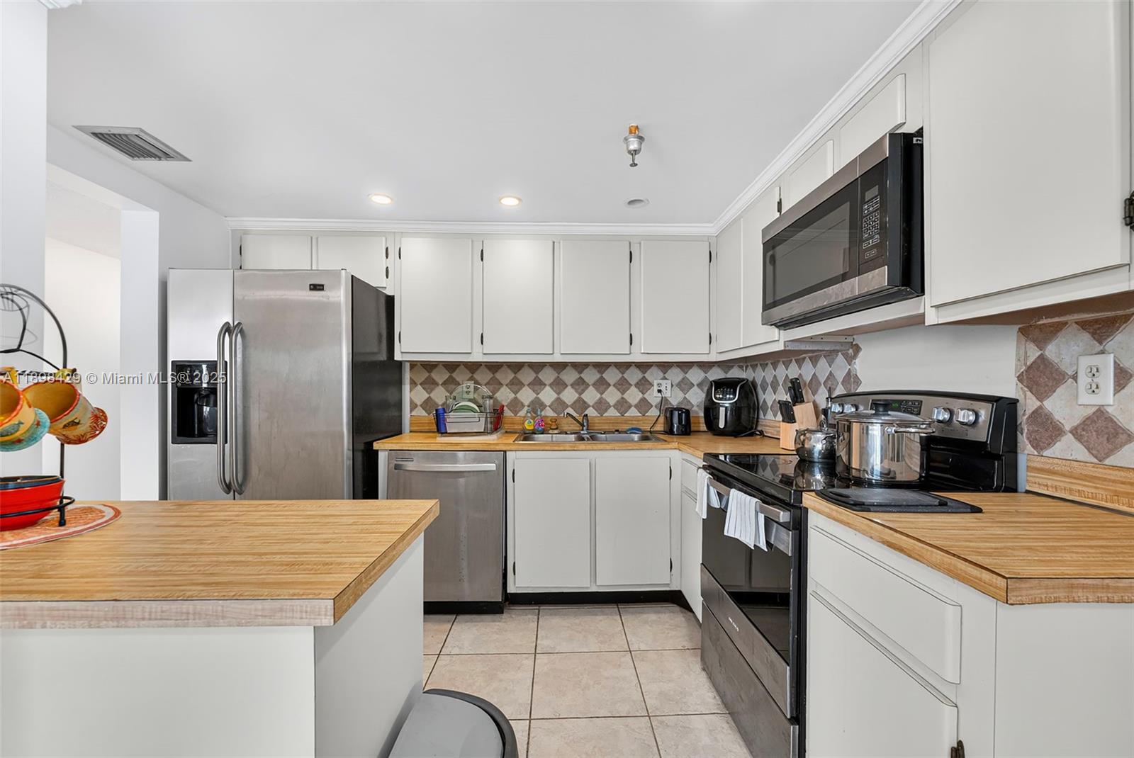 image Winston Towers 700 Condo14