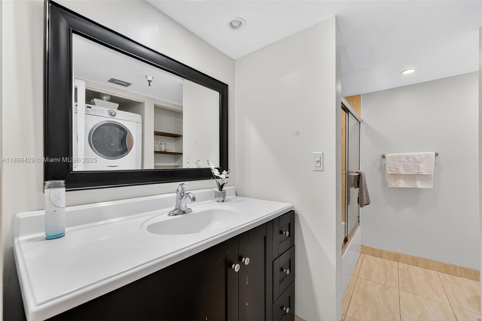 image Winston Towers 700 Condo4