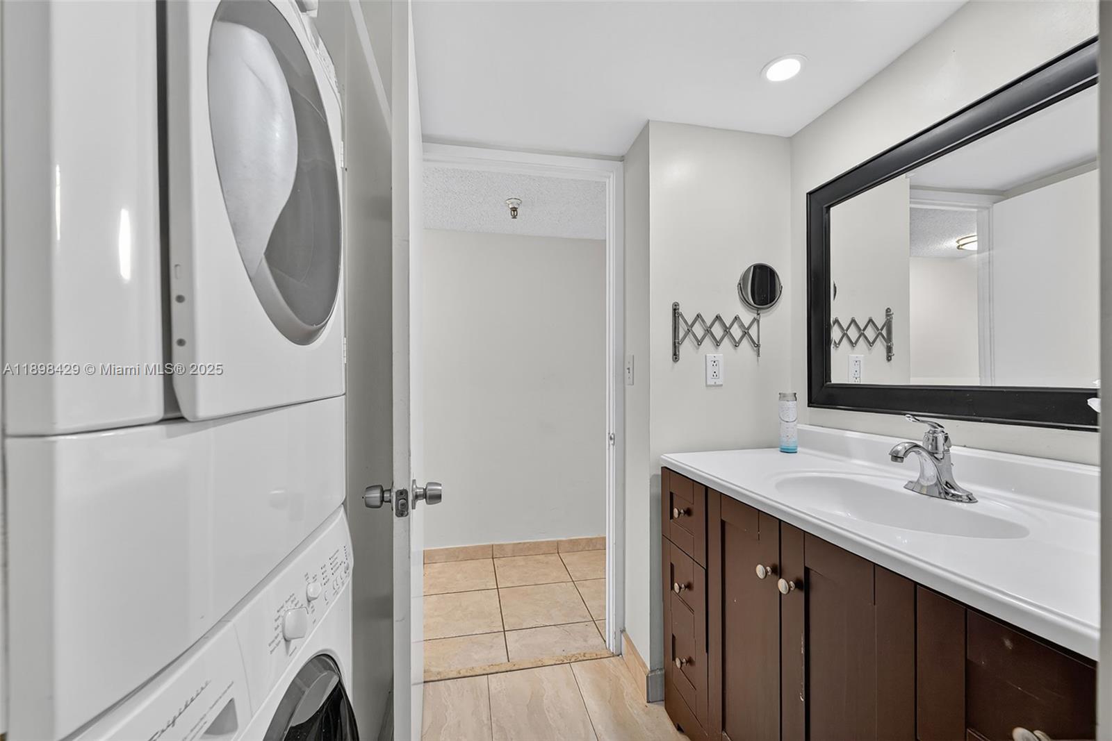 image Winston Towers 700 Condo7